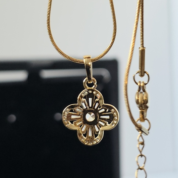 N0008 New Elegant Gold Flower Pendant Necklace - Picture 9 of 14